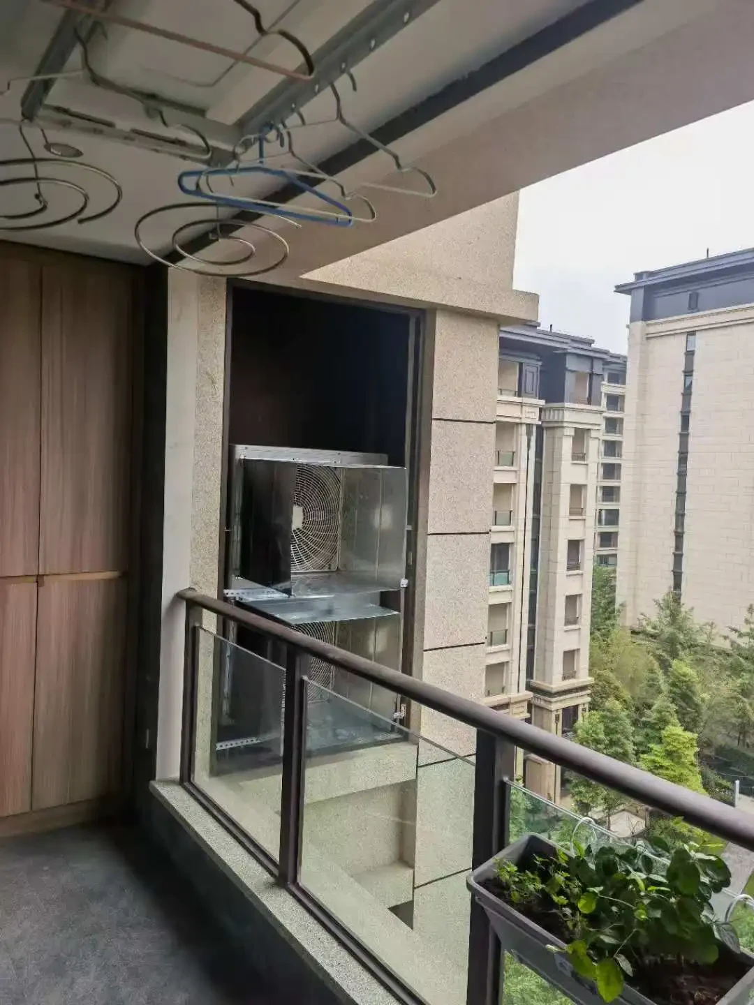 重庆业主帖中的外机安装位置，进风空间受限（图自小红书用户帖）