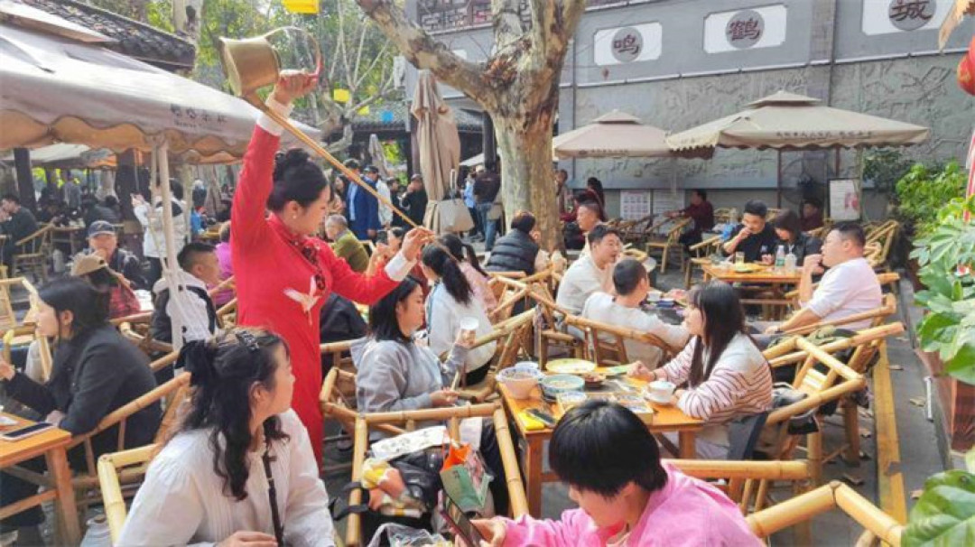 “不就一破掺茶的吗?”老外起立鼓掌、评论区却在吵烫不烫手:翻完10万赞热帖,茶艺其实只有三个门派