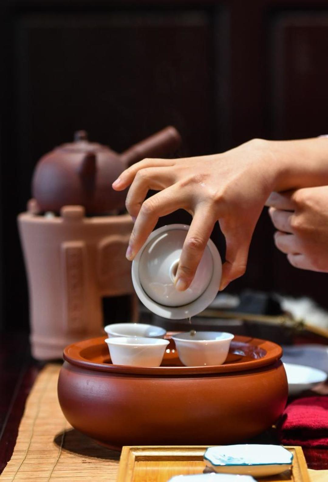“不就一破掺茶的吗?”老外起立鼓掌、评论区却在吵烫不烫手:翻完10万赞热帖,茶艺其实只有三个门派