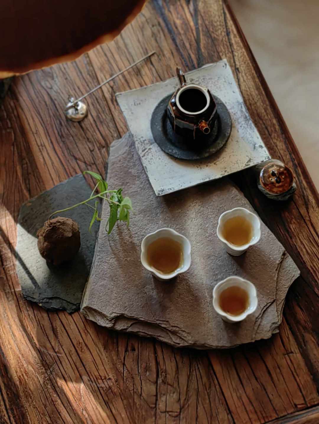 “不就一破掺茶的吗?”老外起立鼓掌、评论区却在吵烫不烫手:翻完10万赞热帖,茶艺其实只有三个门派