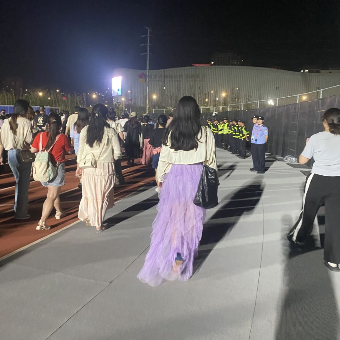 演唱会十点半散场，末班高铁早就走了：跨城观演的“住不住”问题，我们替你算了一笔账