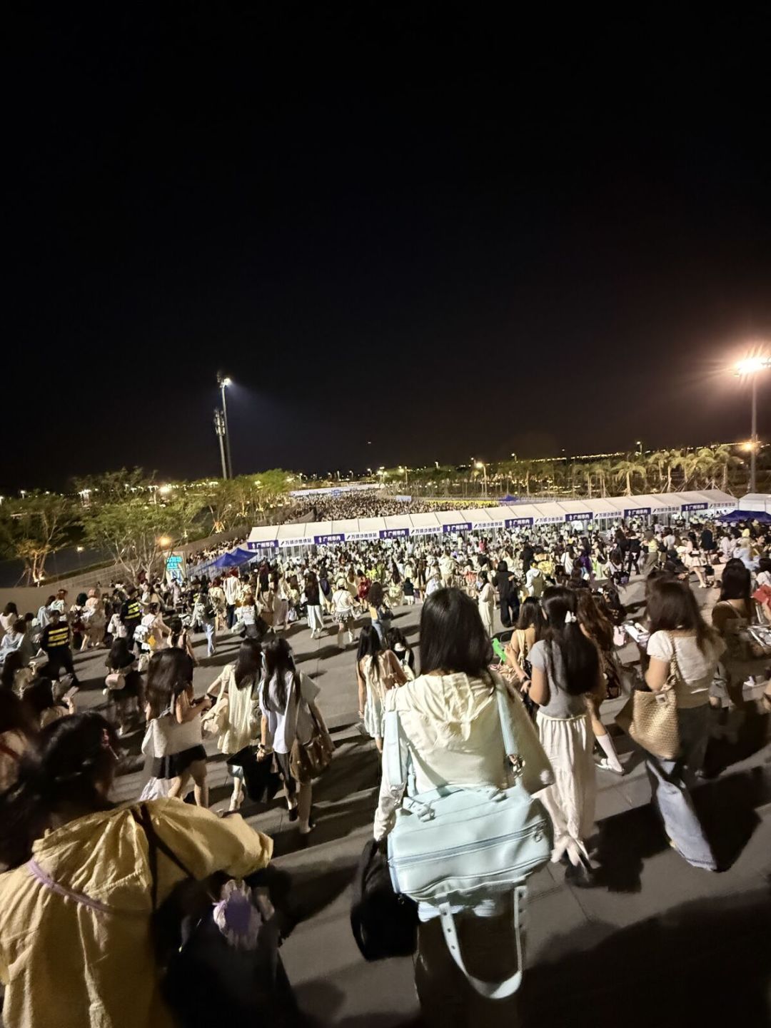 演唱会十点半散场，末班高铁早就走了：跨城观演的“住不住”问题，我们替你算了一笔账