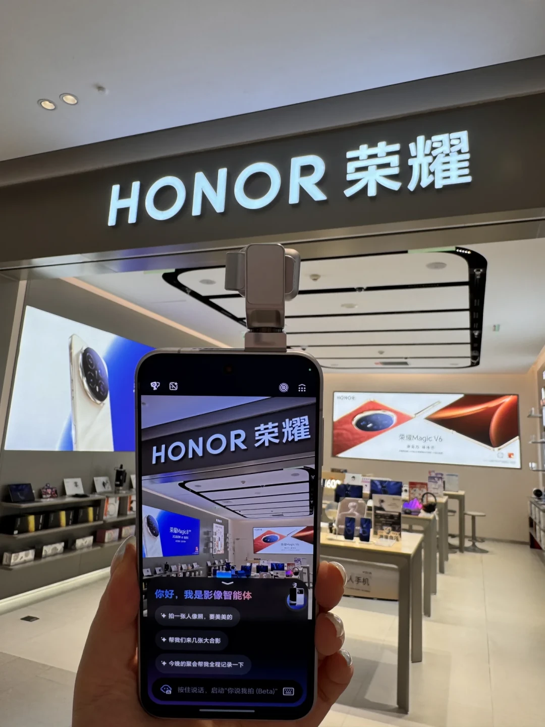 荣耀RobotPhone官网首日售罄、黄牛拍到21802元:8月18日首销前,原价锁机的4条路和这笔权益账