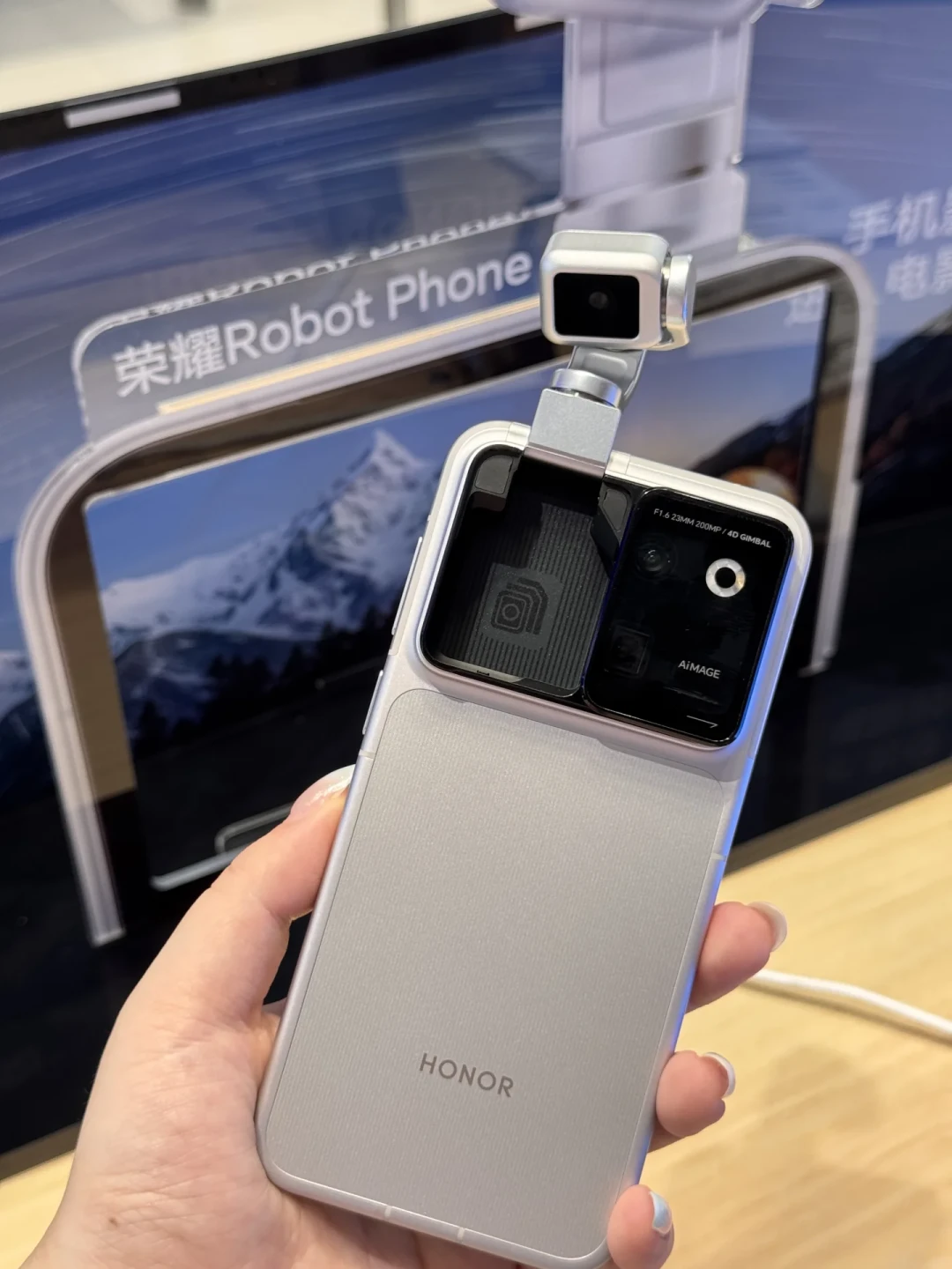 荣耀RobotPhone官网首日售罄、黄牛拍到21802元:8月18日首销前,原价锁机的4条路和这笔权益账