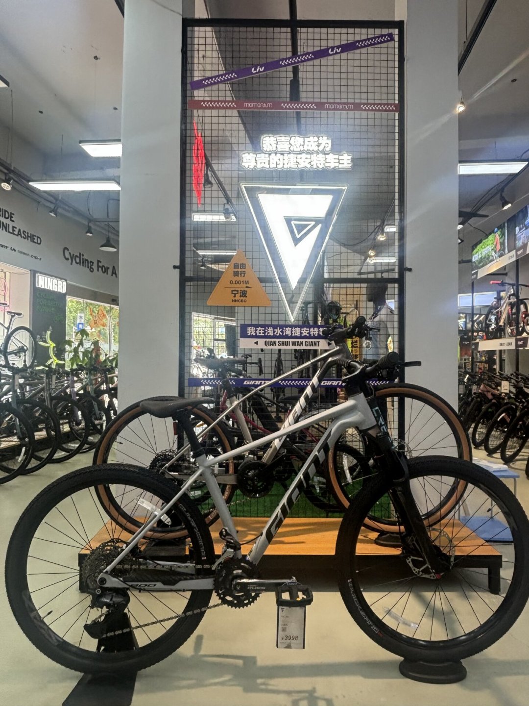 27款XTC800到店，还是3998元：桶轴、气压叉都补齐了，长相却吵翻了——买新款还是蹲老款清仓？