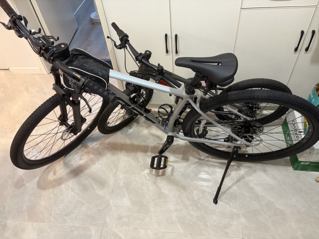 27款XTC800到店，还是3998元：桶轴、气压叉都补齐了，长相却吵翻了——买新款还是蹲老款清仓？