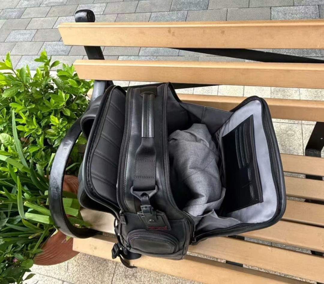 牛马标配十年没变:TUMI占着包位,箱子位却一直是别人家的——翻完上百条评论看懂这笔分工账