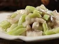 白蹦鱼丁：清真老菜，一白见真章