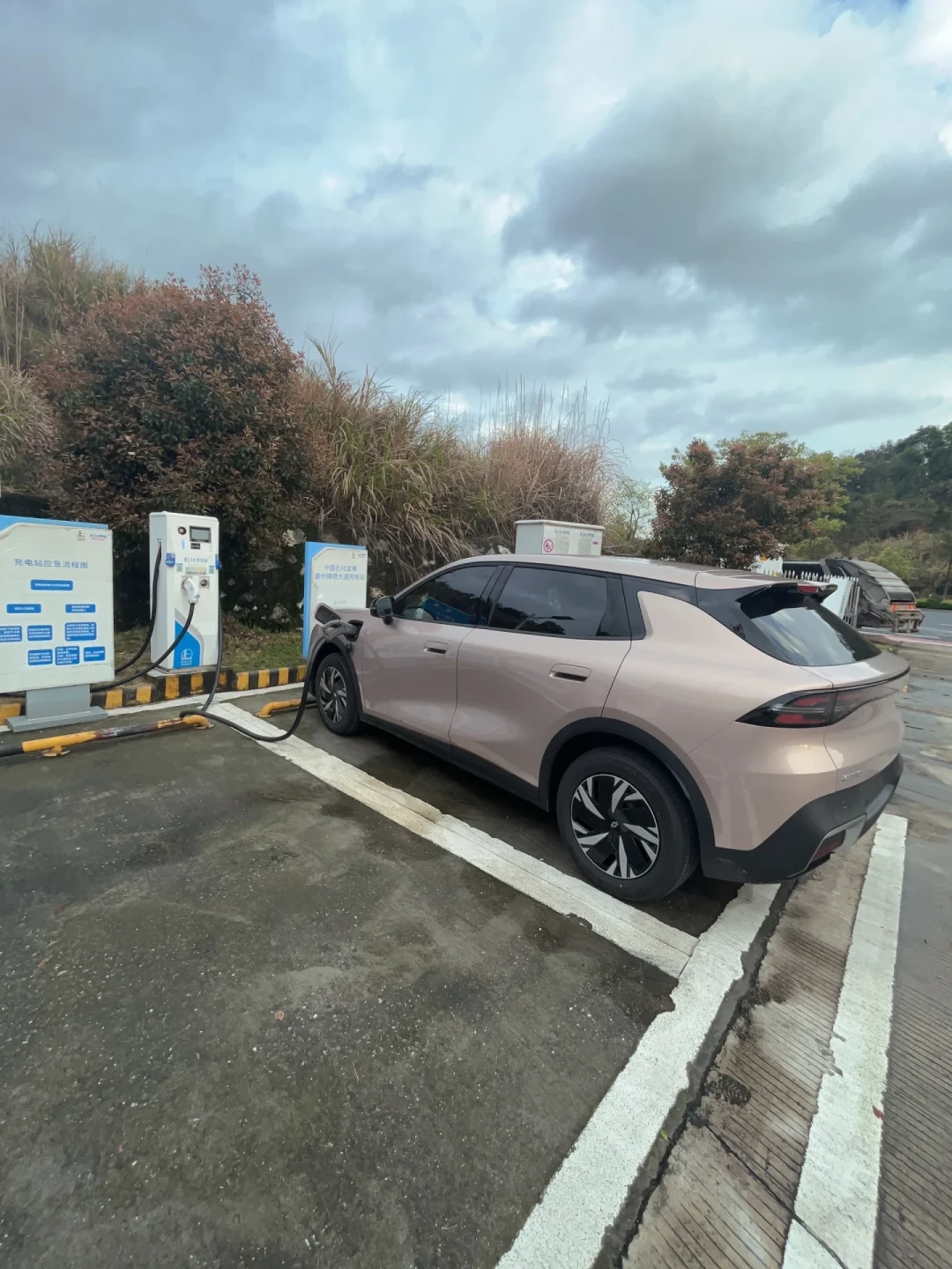 启源Q05累计破10万台，但销冠不等于该跟风：10万级纯电SUV五款车掰开看，三种预算三条线