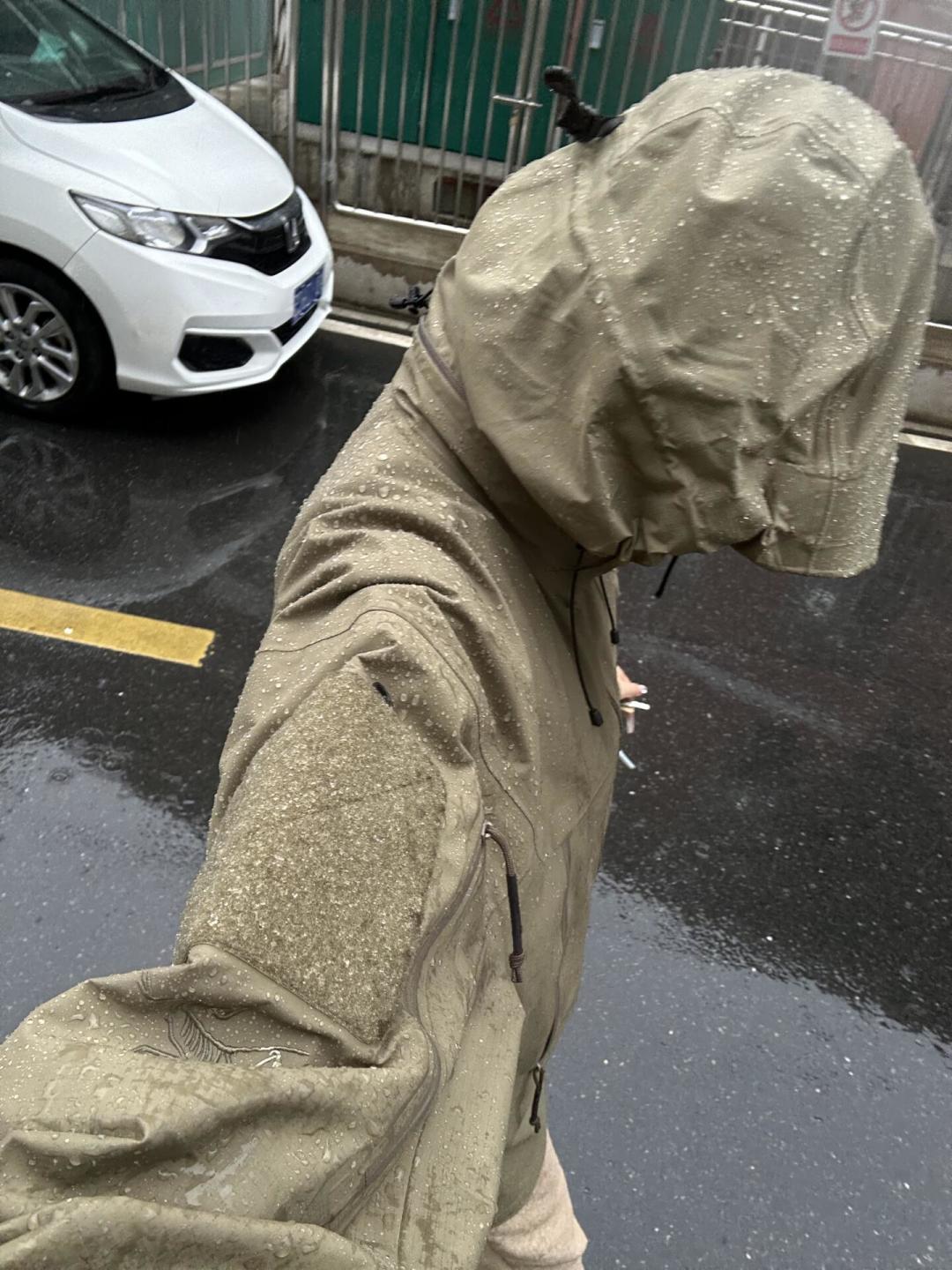「暴雨级防水」不在国标里：雨季买防雨冲锋衣，先读吊牌上这三行字