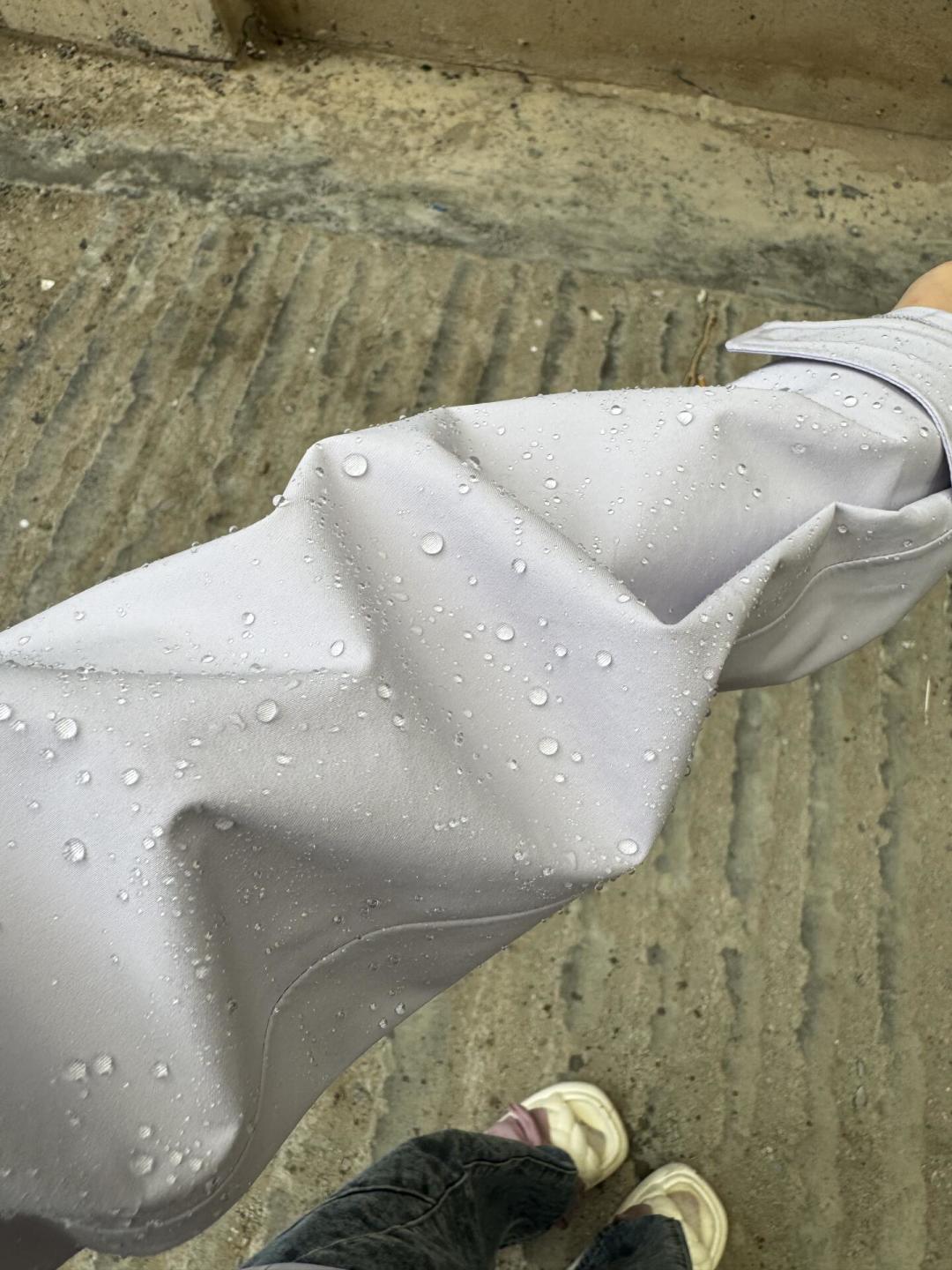 「暴雨级防水」不在国标里：雨季买防雨冲锋衣，先读吊牌上这三行字