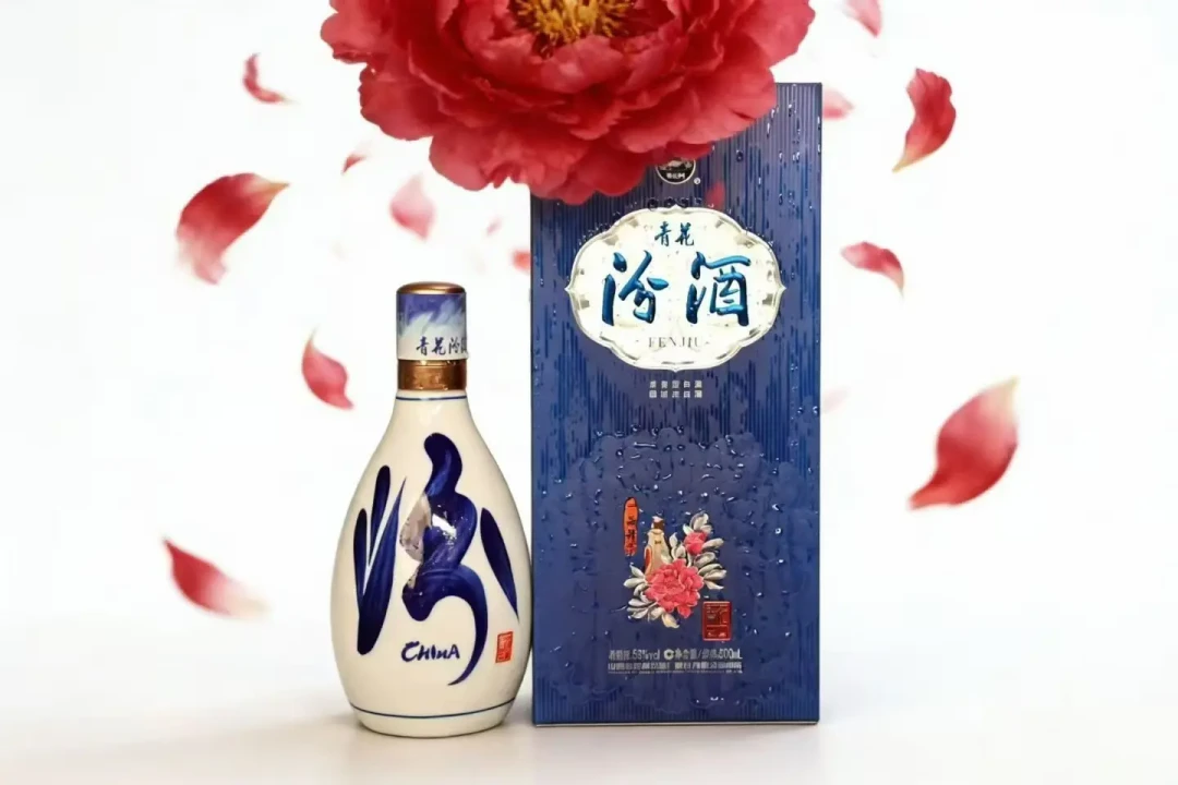白酒冰着喝又爆了，评论区一片“劝退”：但所有白酒里汾酒最扛冰——哪瓶能冰、哪瓶冰了浪费、怎么冰不踩坑，先弄清再喝