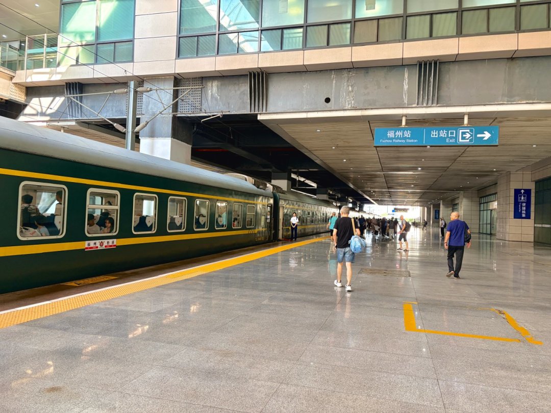 高铁583元,绿皮车133元:这个暑假慢火车又火了,上车前先把这三笔账算清楚