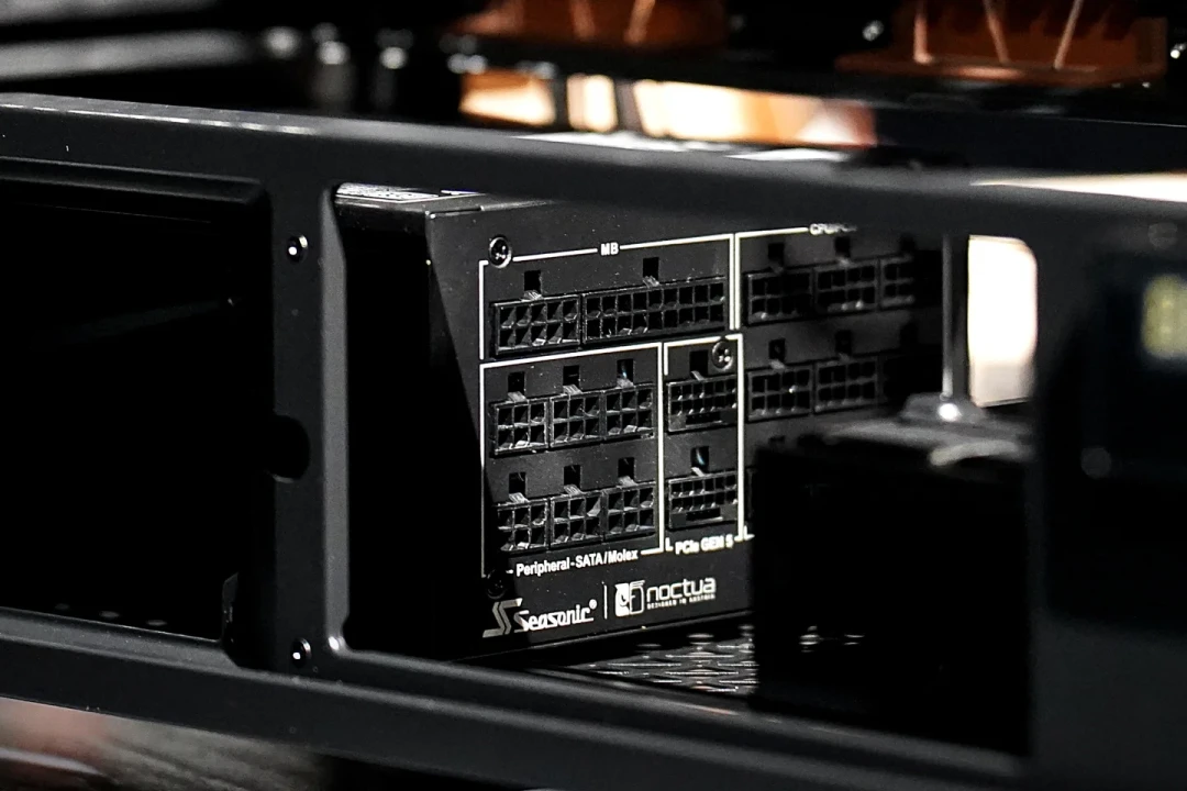 联名版2999、普通版900多:安钛克Flux Pro这2000块差价,其实就是6把猫头鹰风扇的钱