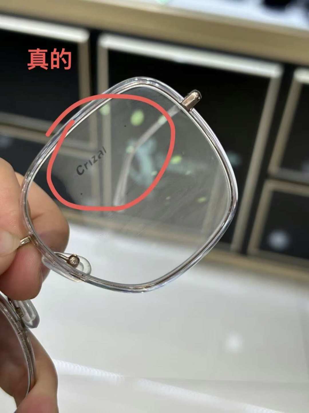 依视路扫码显示正品,你心里还是没底?雾显、包装袋、激光刻印各能证明什么,一次说清