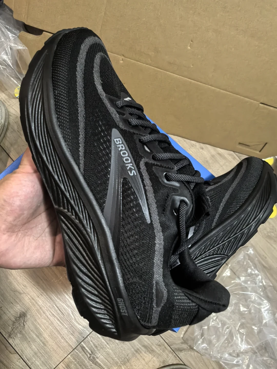Brooks中国销量大涨136%,假货也在“升级”:299的甘油Max、1900+的“样品鞋”,三类套路都给你讲清