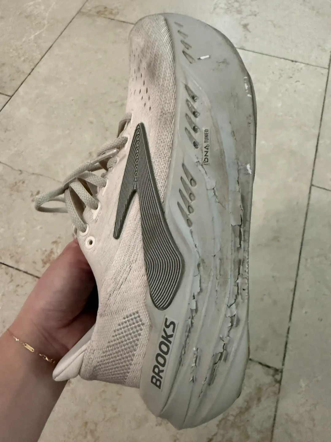 Brooks中国销量大涨136%,假货也在“升级”:299的甘油Max、1900+的“样品鞋”,三类套路都给你讲清
