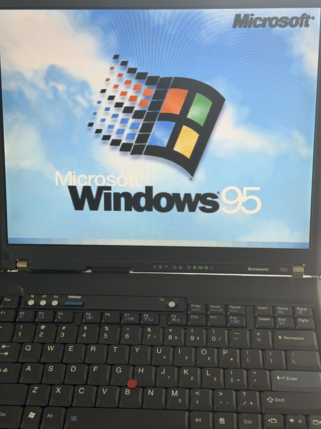Windows 95 下周满31岁:2026年怎么重温?4条路线对比,0元的5分钟开机