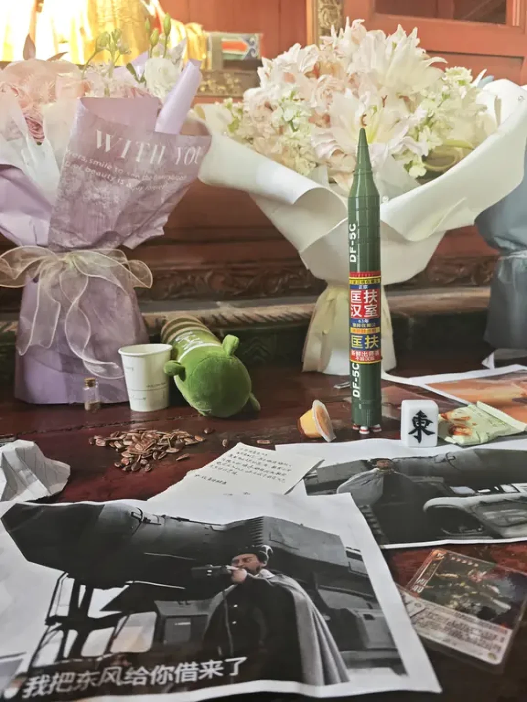 “丞相,东风给你送到了”:这个夏天,武侯祠诸葛亮像前的供桌被东风导弹占领了