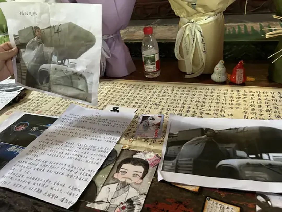 “丞相,东风给你送到了”:这个夏天,武侯祠诸葛亮像前的供桌被东风导弹占领了