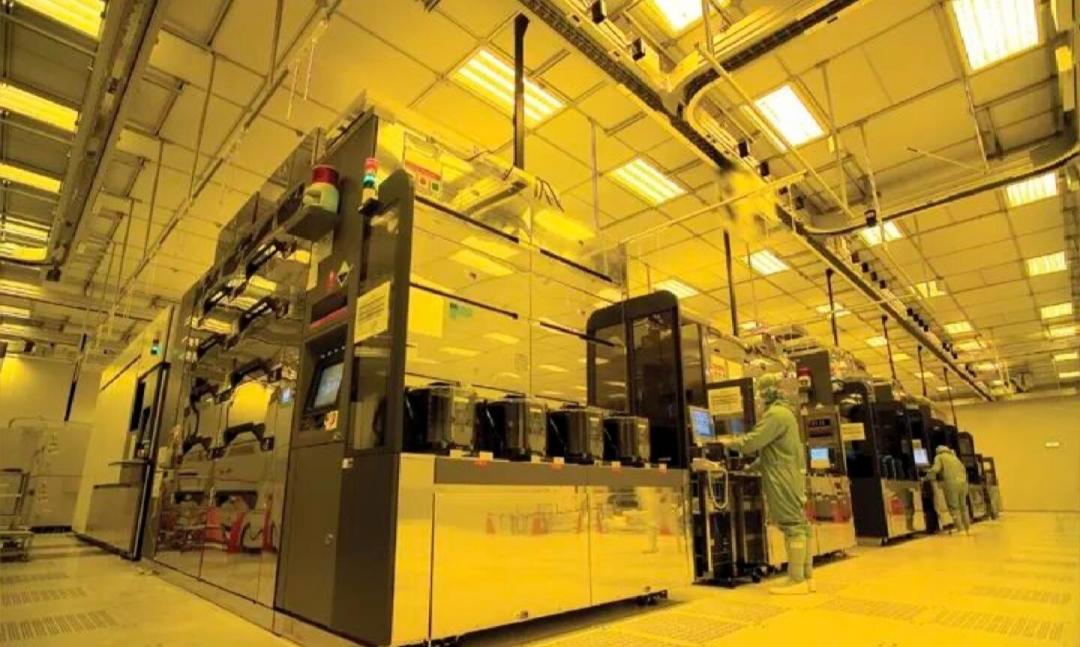 iPhone 18标准版确认推迟到明年春天：把台积电2nm产能捋完后，我发现苹果不只是为折叠屏让路