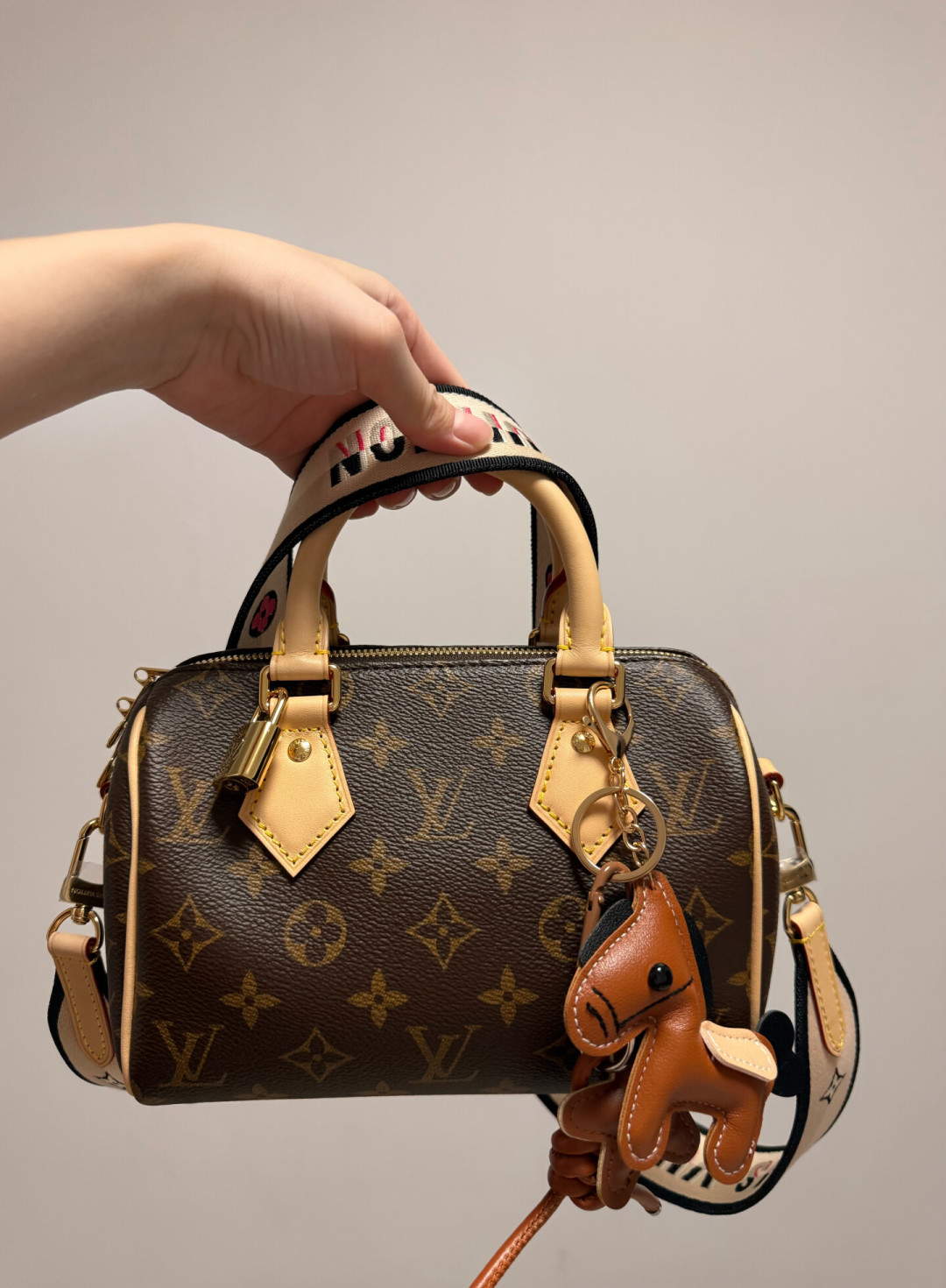 公价23000的Carryall,二手跌到12000:风波一个月后,LV经典款还值得买吗?