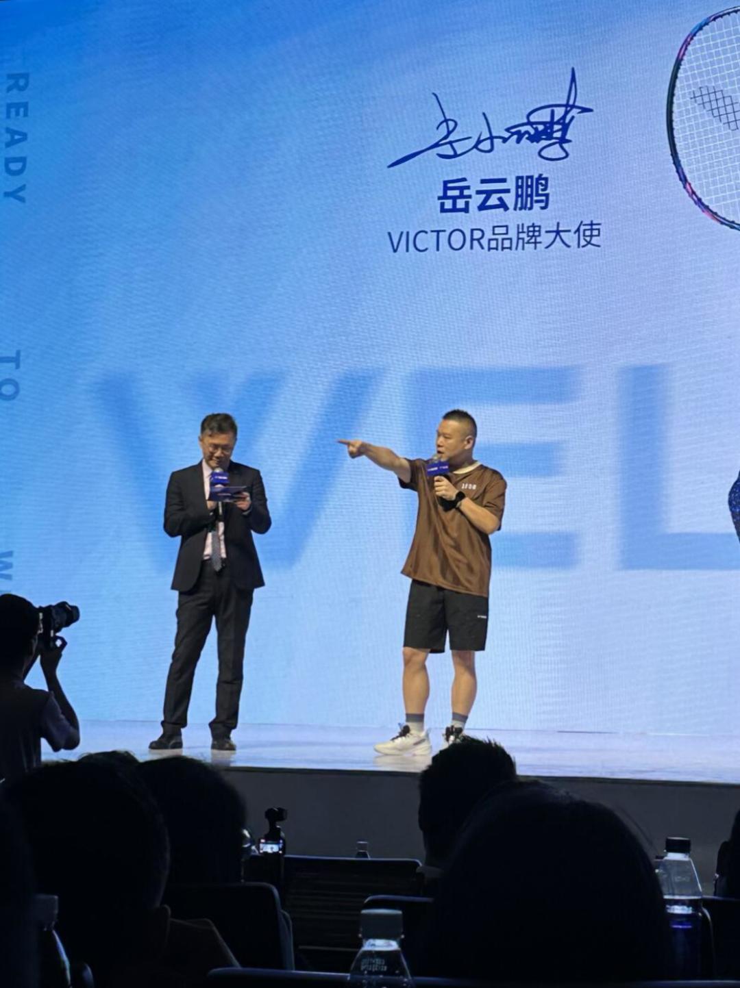岳云鹏打羽毛球瘦了20斤还被威克多签约：普通人想跟这波减肥，先看我算的这本账