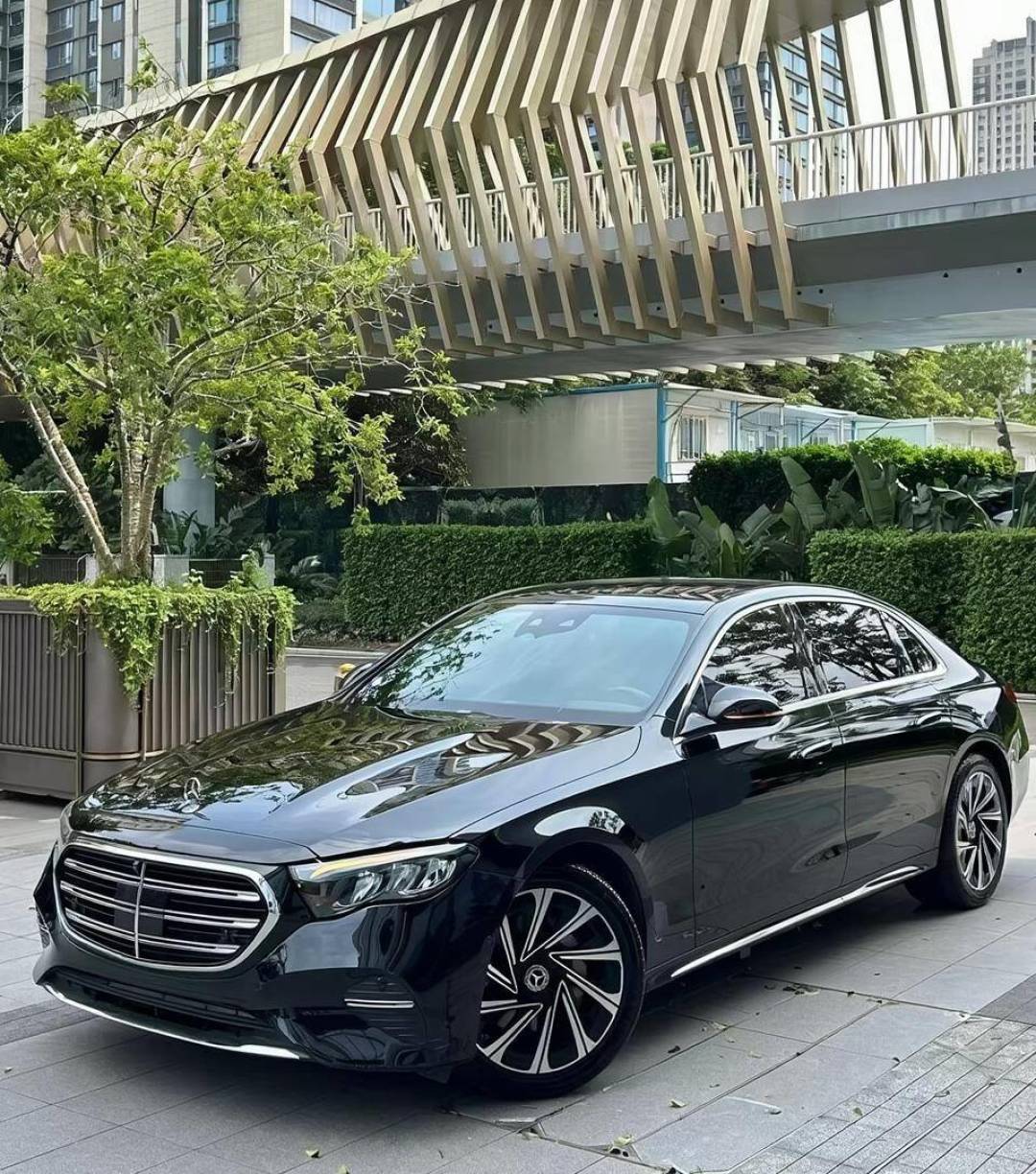新车官降砸向二手豪车:卫士直降17.09万、极光L清库16万起,抄底前先算这三笔账