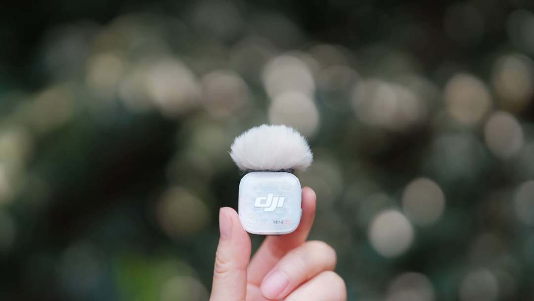 大疆 Mic Mini 2S 实测刷屏:32bit 内录能救爆音,救不了风噪,户外收音党下单前把这篇看完