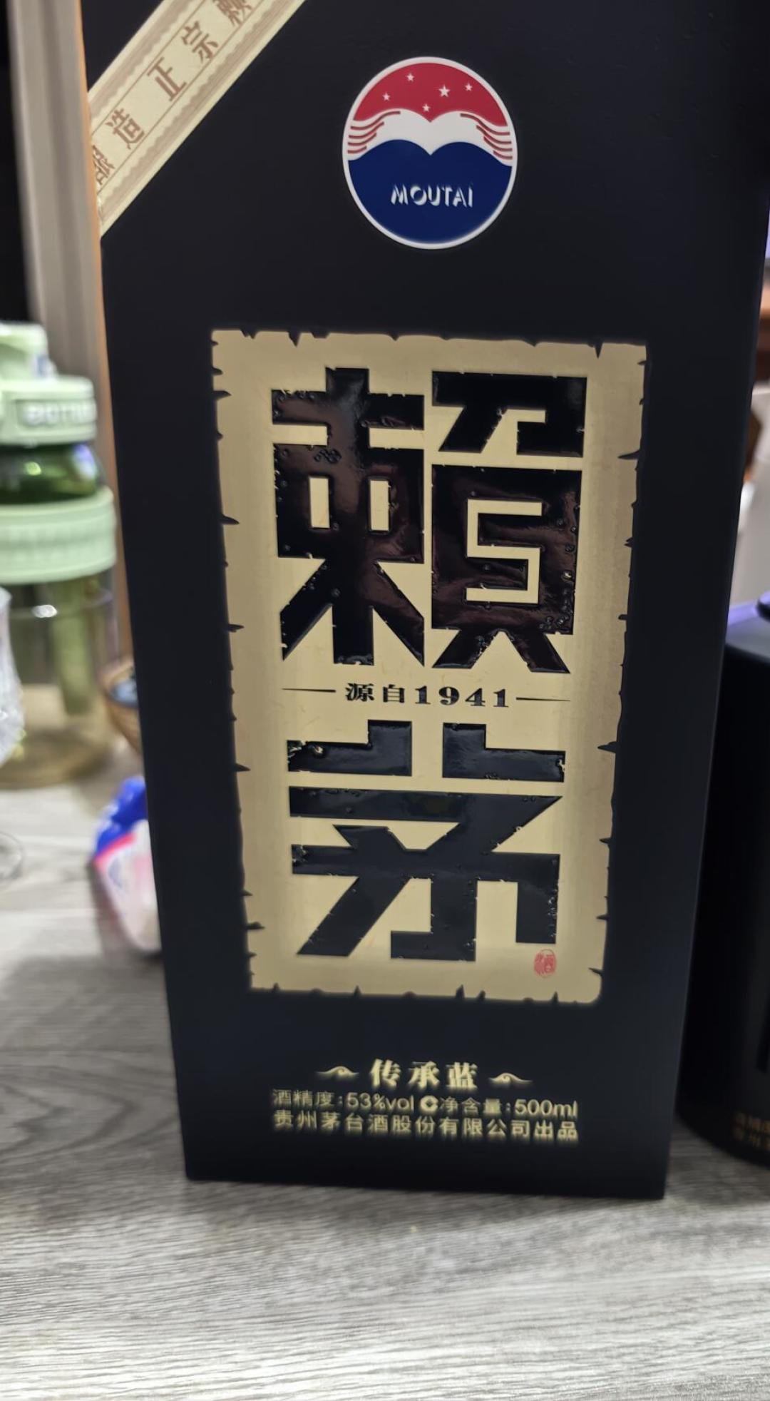 有人2600元一箱囤传承蓝,有人晒十年赖茅满屋香:跌到240元,囤的到底是什么?