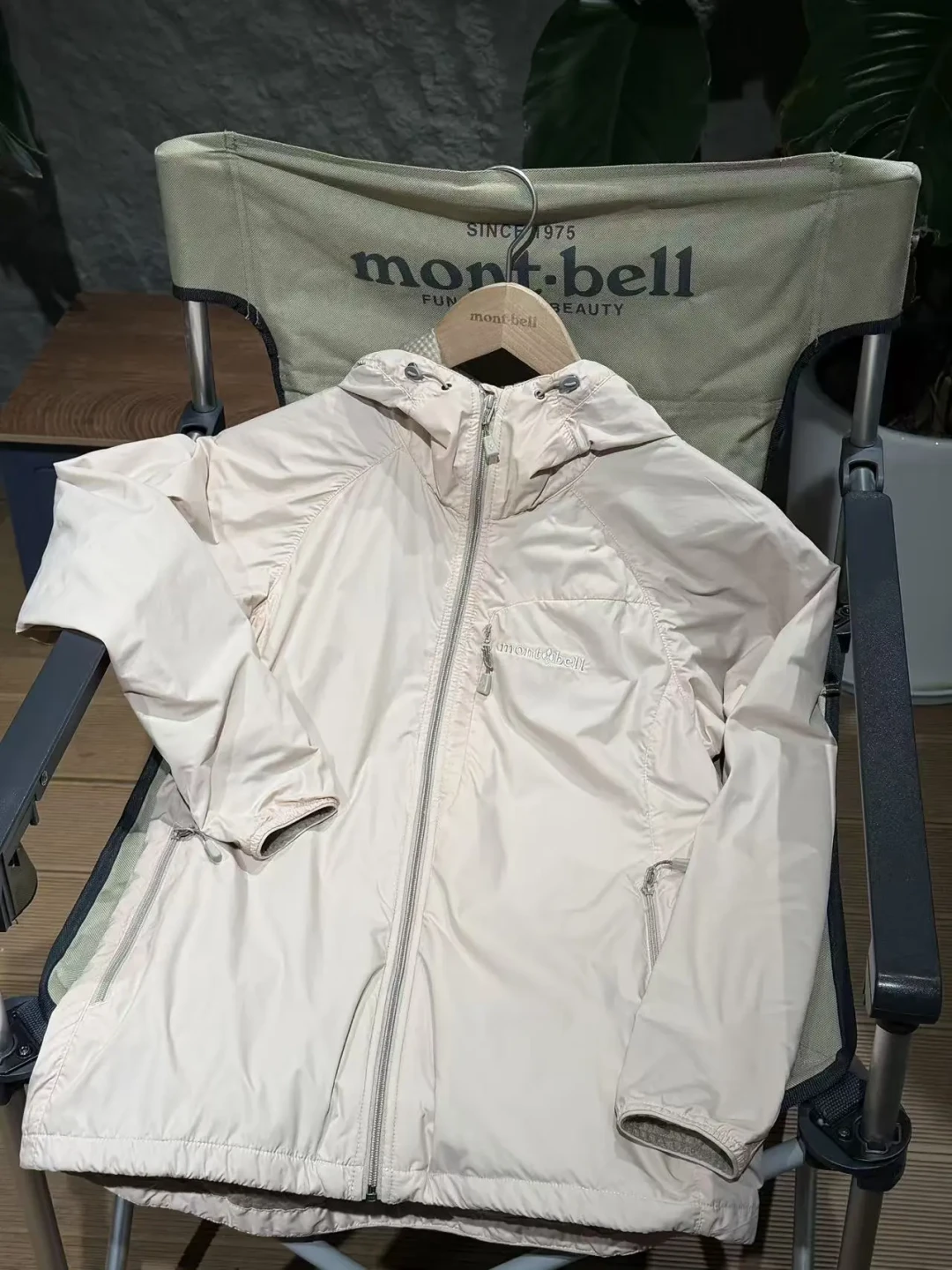 montbell“神衣”软壳进入停产期:元气黄预告不再补货、粉白两色断码,秋天前要不要抢、去哪找货,一次讲清