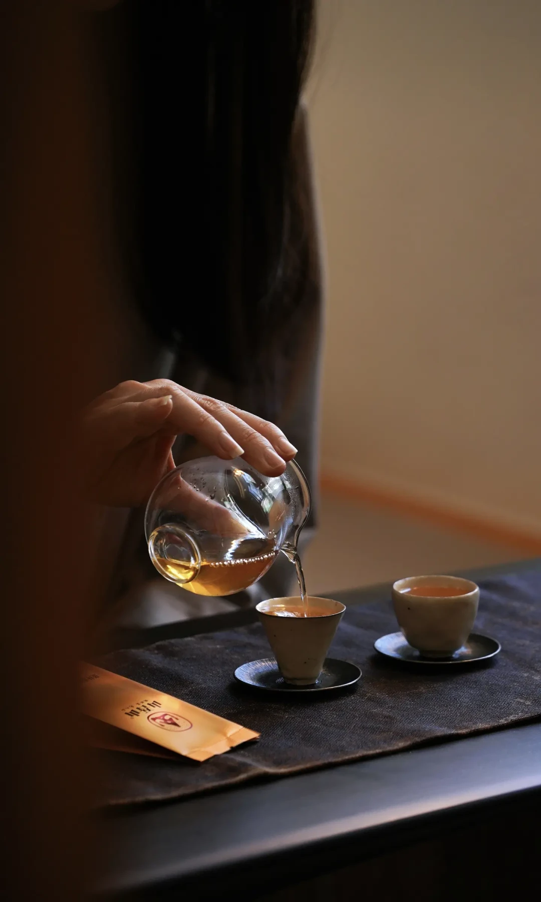 4万收藏的喝茶照片,评论区第一问是“用什么拍的”:对完6篇热帖,4个公式和3件便宜货就够了