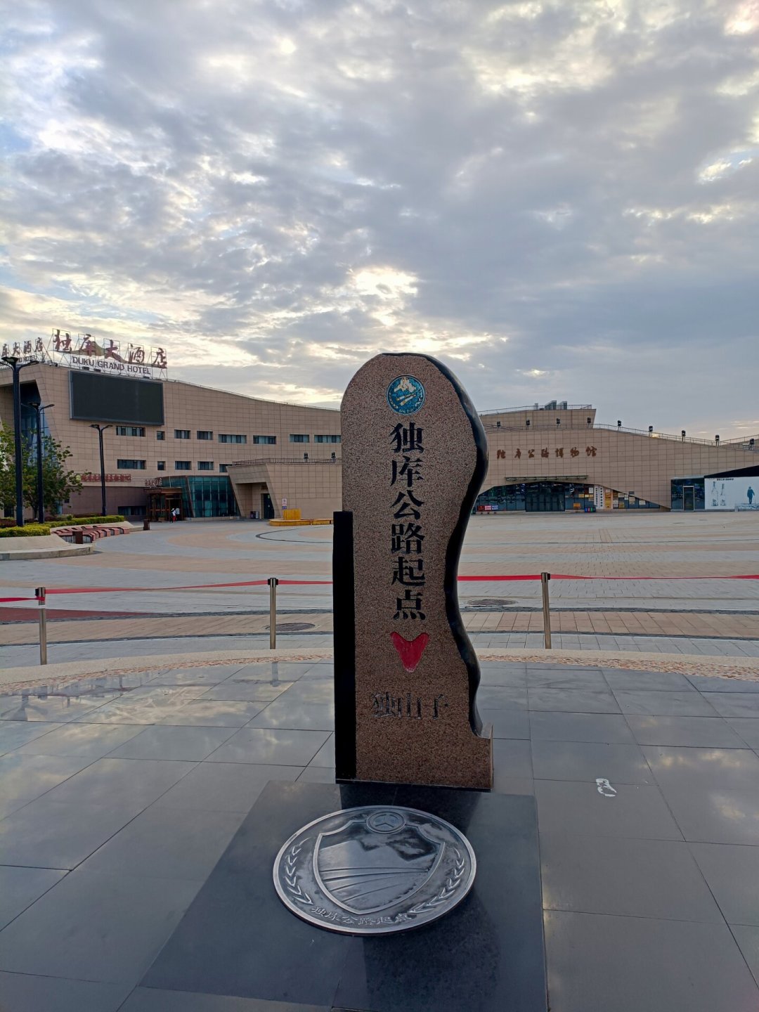 新疆租车价格崩了,普拉多日租从1200跌到400:独库公路旺季最后窗口,怎么捡漏不踩坑