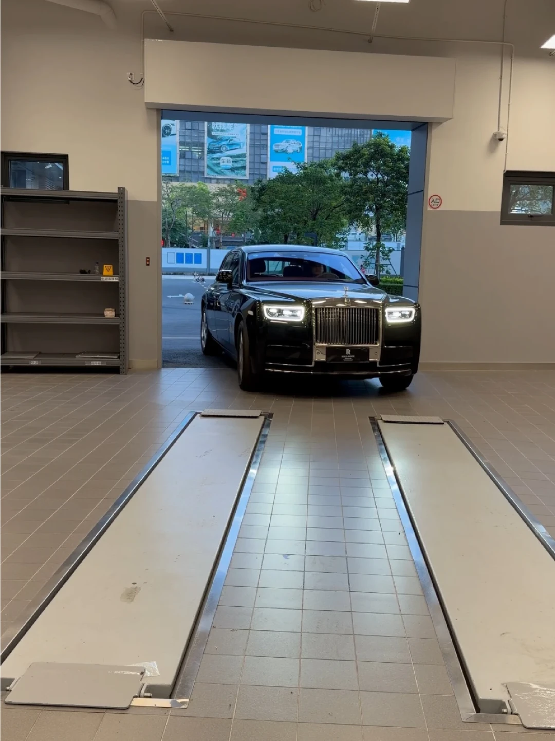 保时捷溜车，员工飞身拦下700万劳斯莱斯：如果真撞上，你的三者险够赔吗？