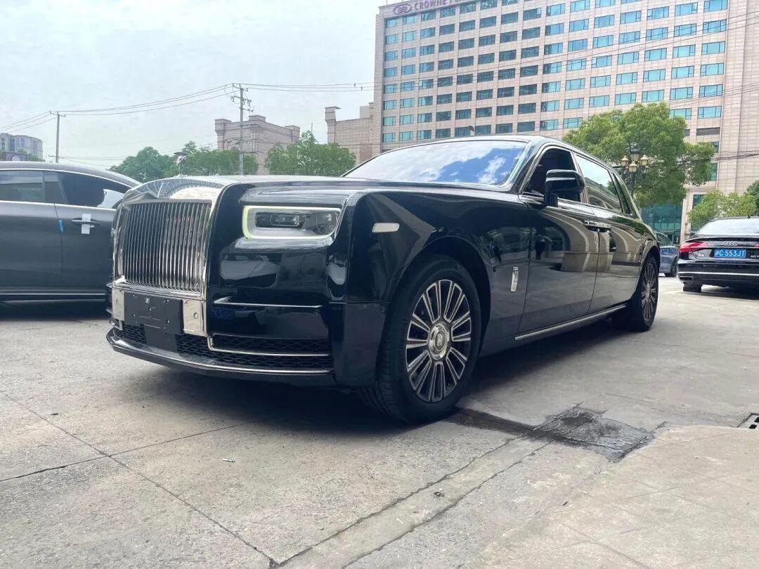 保时捷溜车，员工飞身拦下700万劳斯莱斯：如果真撞上，你的三者险够赔吗？