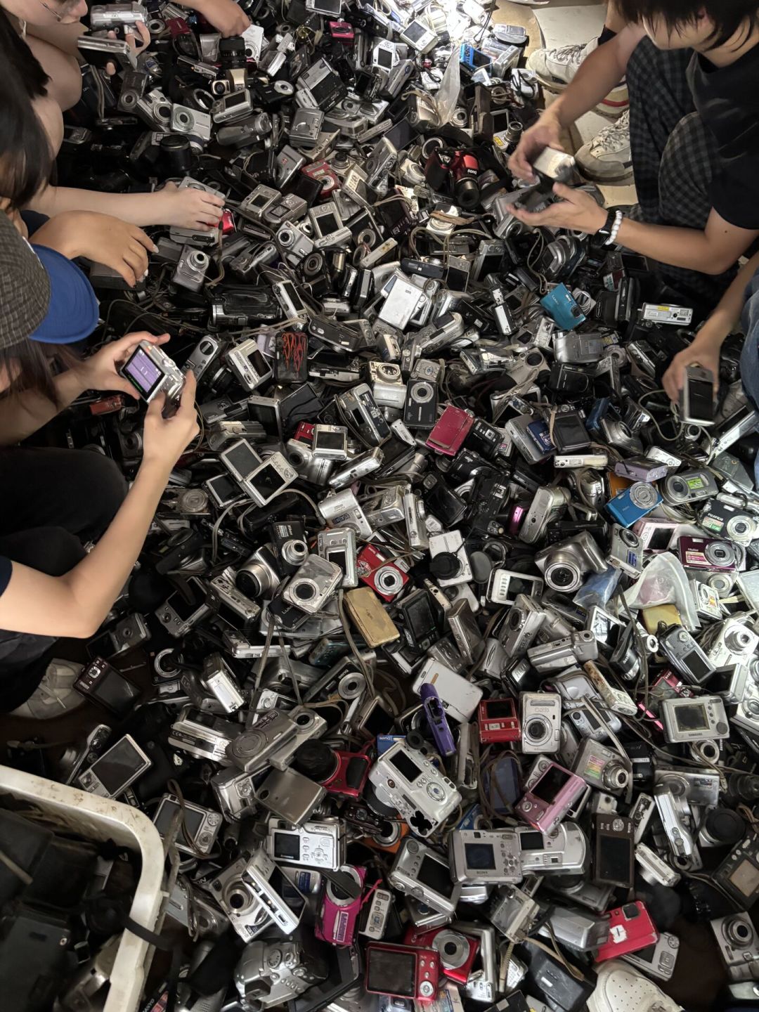 半月刷出几十条“8块钱捡漏劳力士”,评论区挤满“选我”:鬼市捡漏抽奖上头前,先算清三笔账
