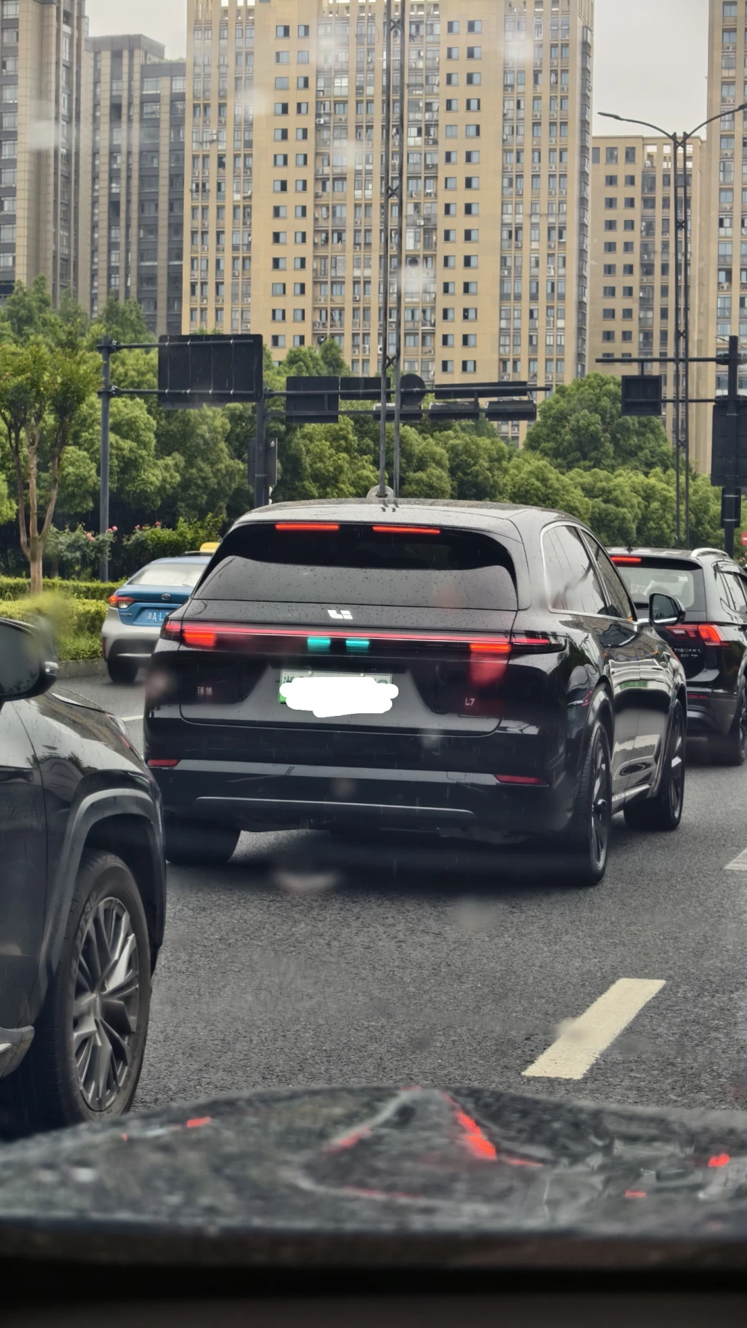 亮了4年的智驾小蓝灯要熄了,L3强标明年7月实施:下半年买智驾车,别再盯着灯选了