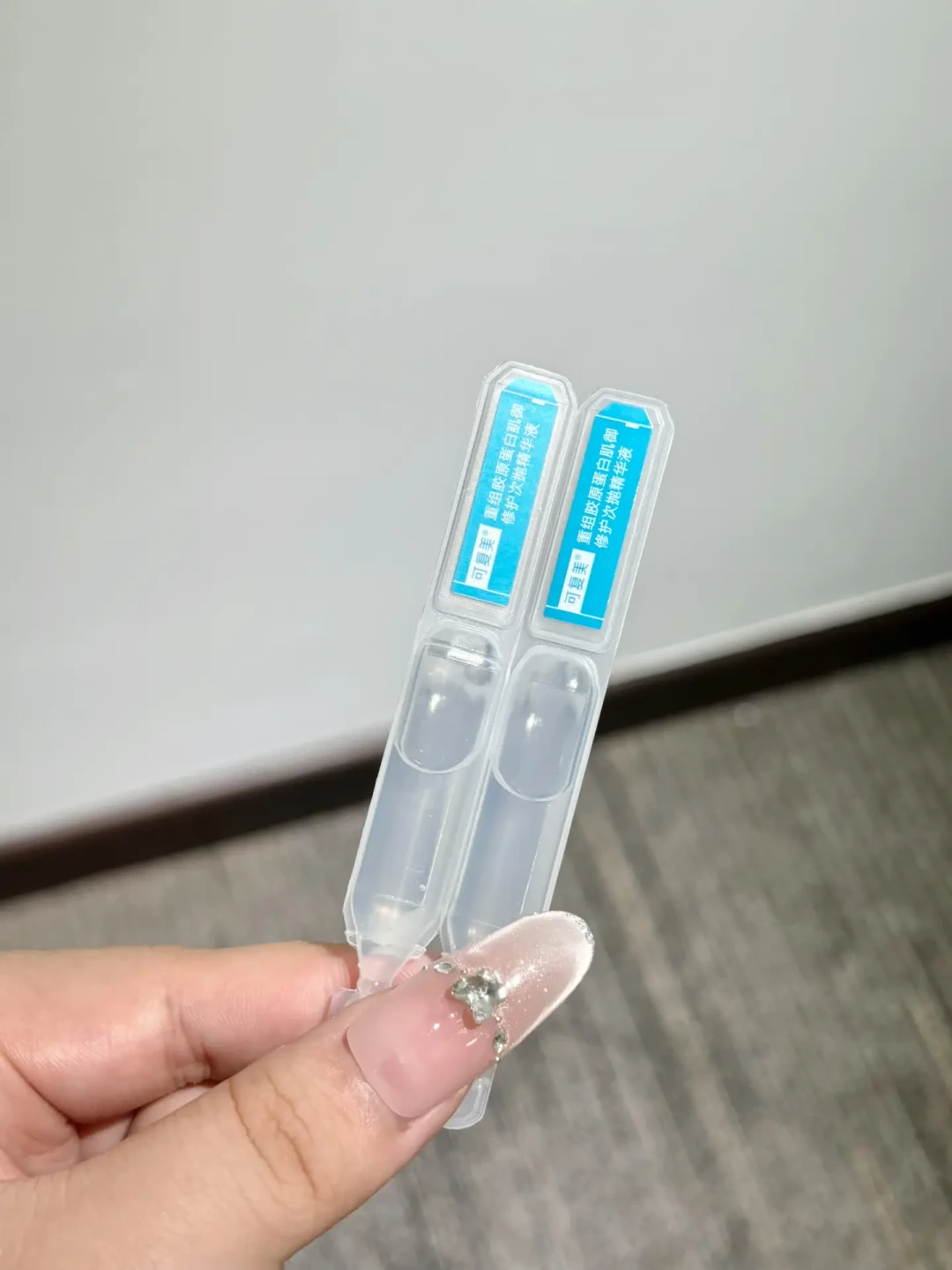 重组胶原蛋白是今夏护肤最热的成分,但你抹的是保湿剂,不是胶原蛋白:我把四个平台的广告帖、软文和真评价都核了一遍