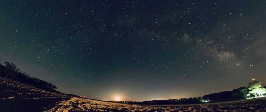 刷屏的英仙座流星雨大片,很多是全景相机拍的:为什么一颗流星都不漏,代价又是什么