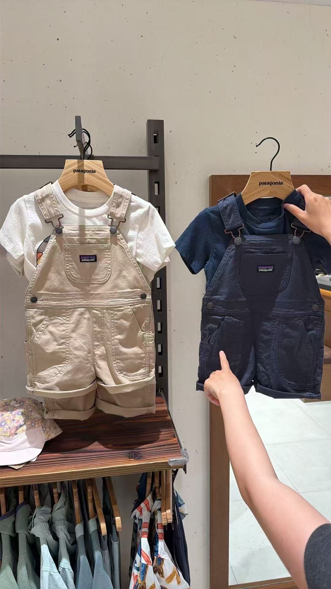 大家都在抢巴塔成人款，家长已经悄悄把童装线抄到5折：翻完20多条亲子帖，理清哪款买、码放大多少、渠道怎么选