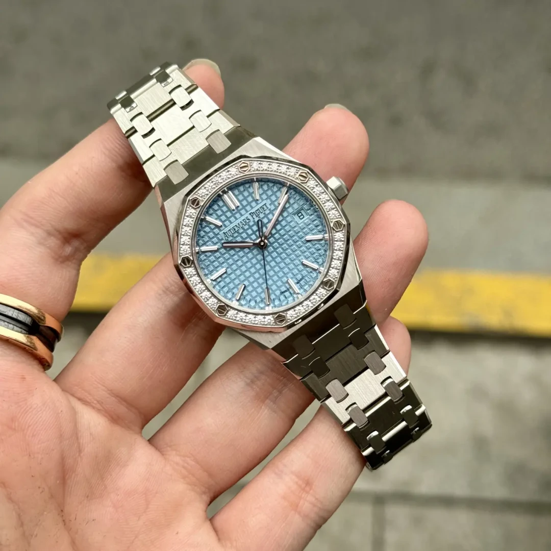 女款皇家橡树冰火两重天:mini霜金停产涨到70万,冰蓝盘跌回42万,现在买和卖该怎么选