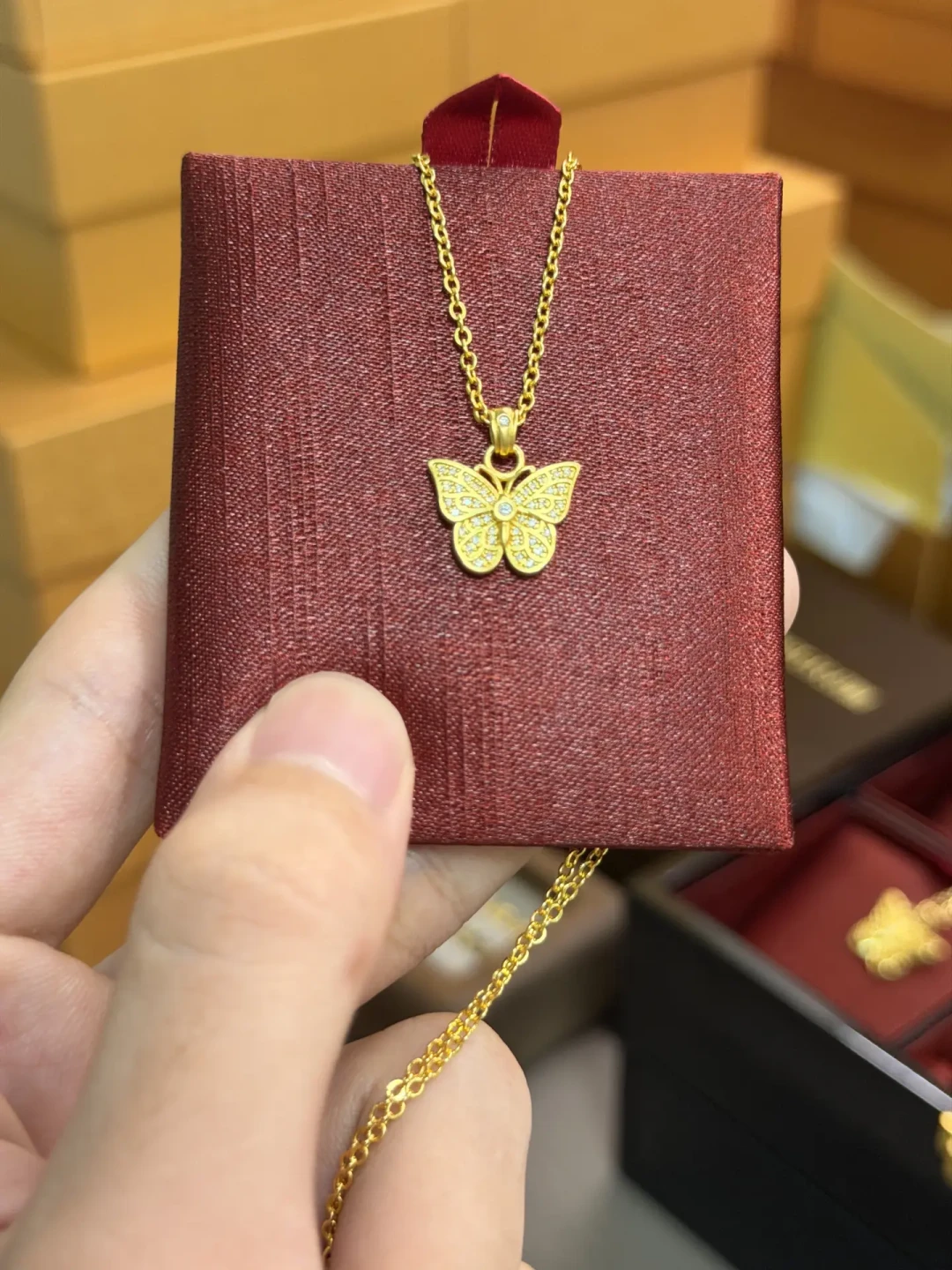 金饰一克涨了100多元,七夕还剩4天:刚需、能等、想保值的,各有各的买法