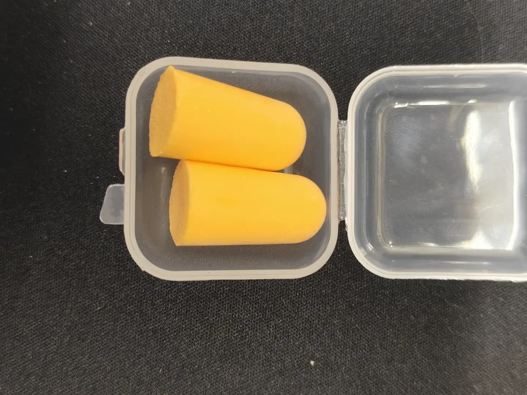 室友连麦打游戏到凌晨一点,花一千买降噪耳机能救吗?翻完知乎和小红书,我把宿舍隔音的真相整理清楚了