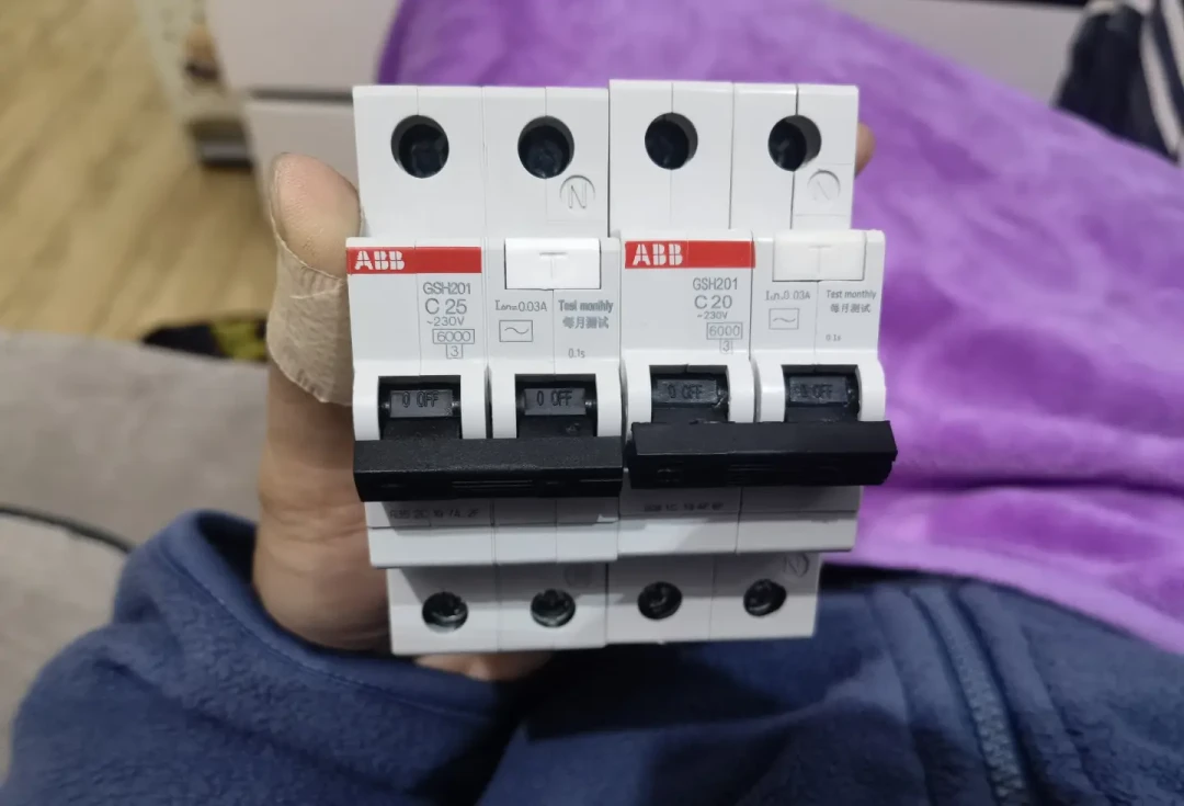 「我买的ABB是正品吗?」翻完一堆求鉴定帖和两起打假案,我发现多数人是被正品吓的