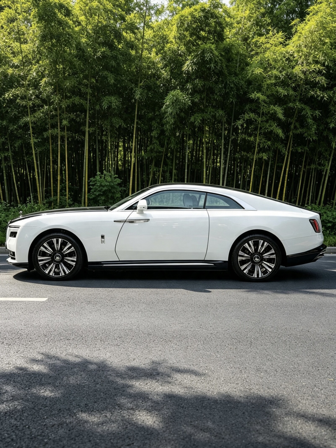 一边发1100牛·米的“史上最强电车”,一边撤回全面纯电目标:劳斯莱斯闪灵II到底在急什么