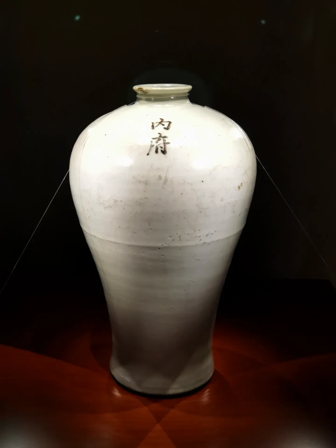 别再把它们都叫“酒杯”:一座墓里155件青铜酒器,商代人喝酒比你想的讲究多了