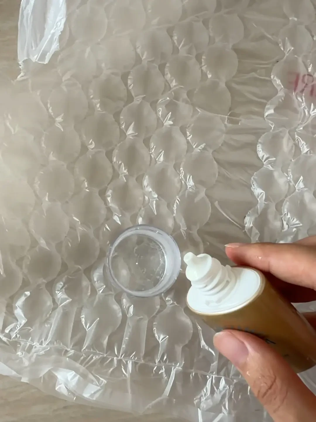 每天都在有人问“这瓶安热沙是正品吗”:滴水、扫码都不算数,真正有效的就一条路