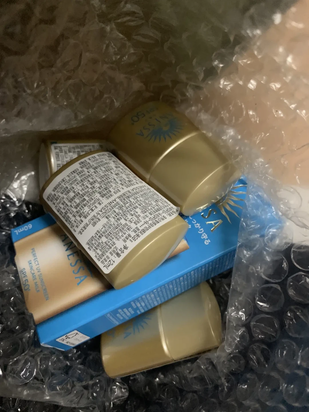 每天都在有人问“这瓶安热沙是正品吗”:滴水、扫码都不算数,真正有效的就一条路