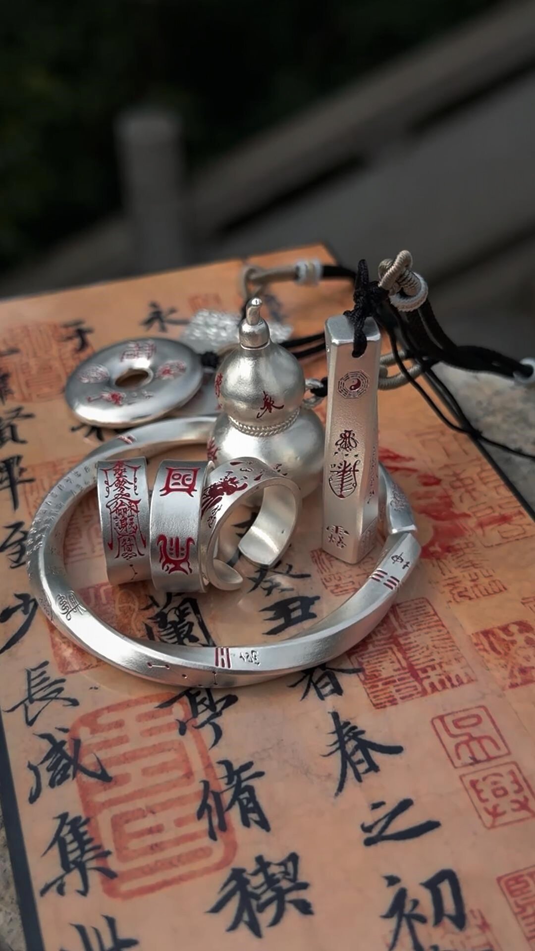 道系银饰爆火,顶流视频却多是AI做的:想定制一件,先看这四步