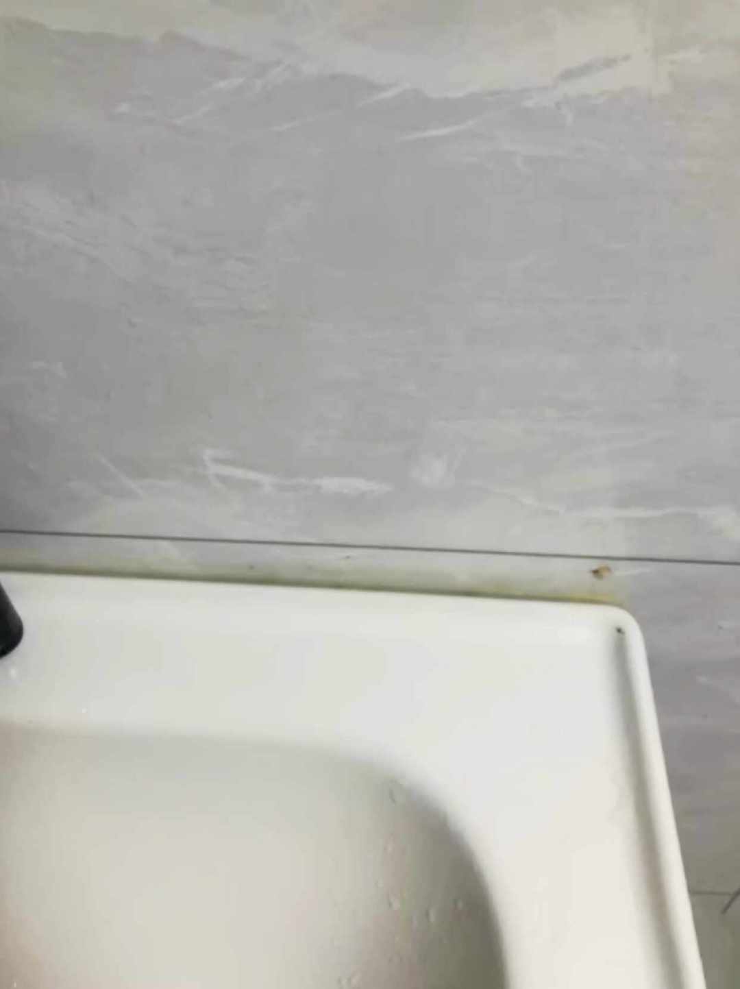 擦完没几天又长出来？卫生间胶条发霉，先分清三个阶段再决定花多少钱